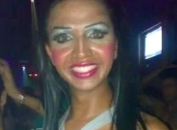 În loc să-şi scoată în evidenţă trăsăturile frumoase, unele femei preferp sp se urâţească folosind machiaj în exces