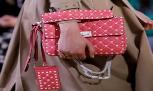 Valentino mizează pe genţile de culoare roz cu detalii  jpeg