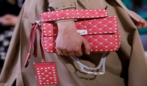 Valentino mizează pe genţile de culoare roz cu detalii  jpeg