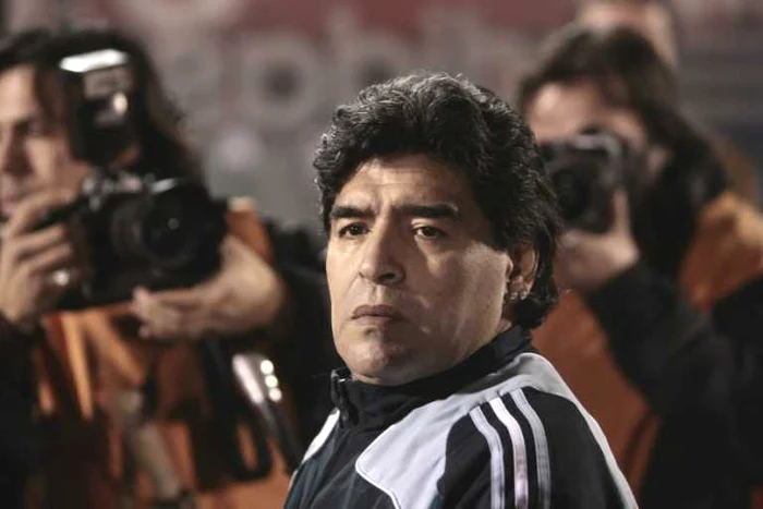
    Selecţionerul Argentinei este criticat pentru eşecurile consecutive care ar putea lăsa acasă Argentina la Mondialul de anul viitor.  