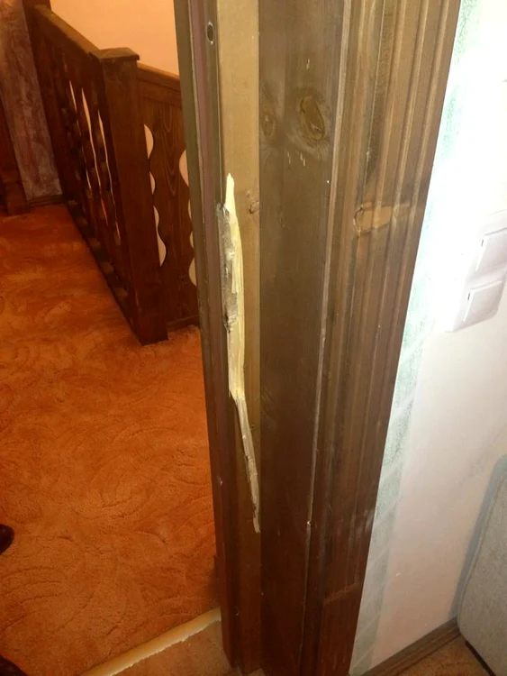 Din câte se poate vedea, uşa camerei în care a fost cazată blondă a fost spartă