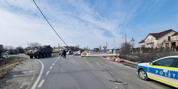 un transportor militar blindat a lovit un stâlp de beton în Olt Foto   Adevărul jpg