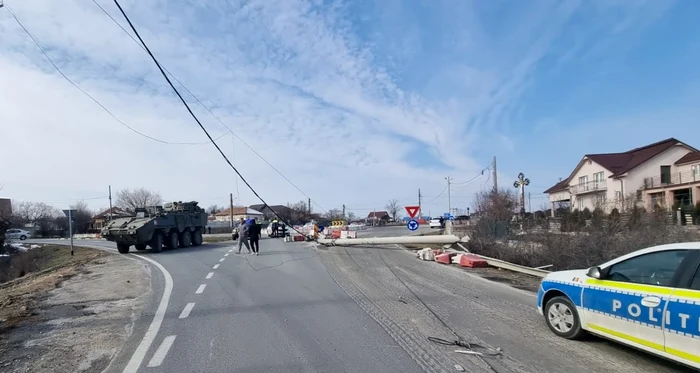 Un transportor militar blindat a lovit un stâlp de beton în Olt Foto: Adevărul