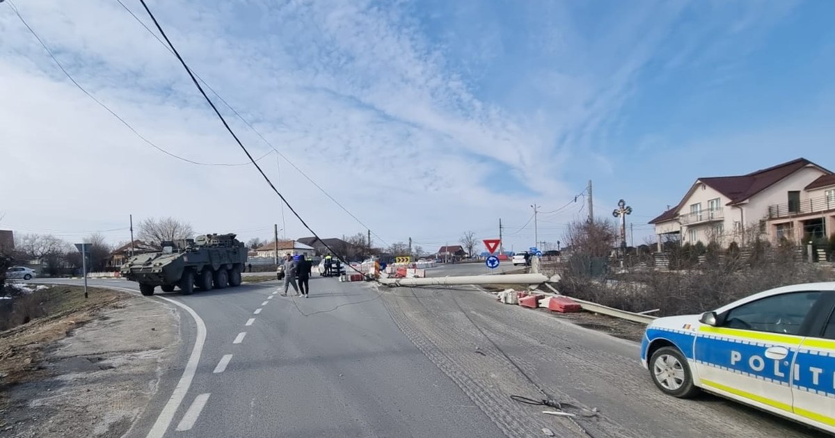 Accident militar în Olt: Transportor blindat condus de o portugheză lovește un stâlp