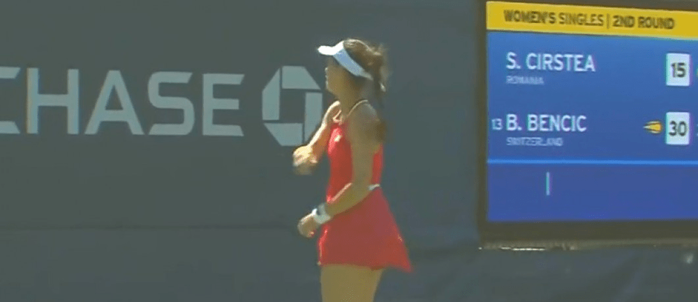 US Open: Sorana Cîrstea și-a pierdut cumpătul și aruncat racheta în reclamele de la marginea terenului