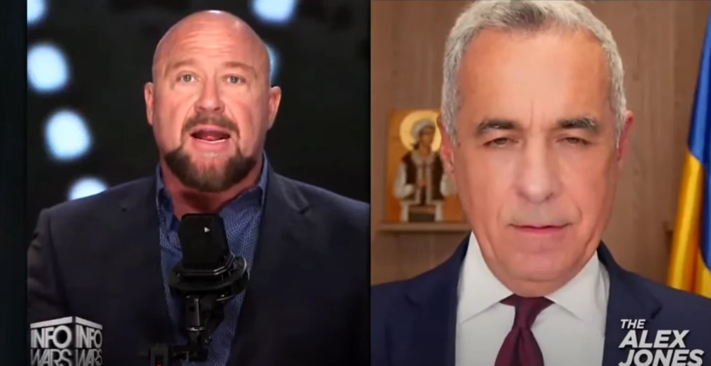 Călin Georgescu i-a acordat un interviu conspiraţionistului Alex Jones. Foto: captură video