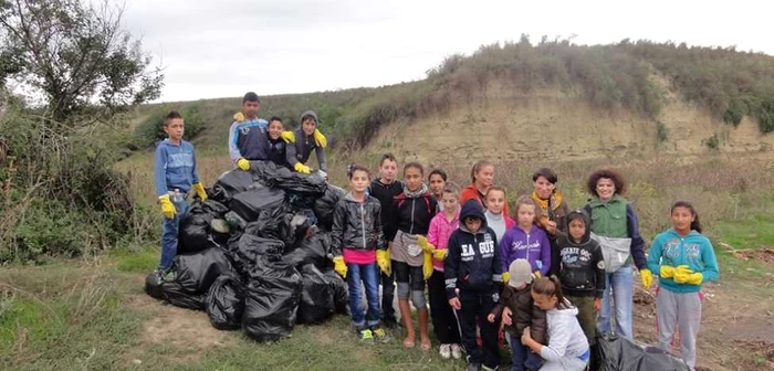 Elevii de la Şcoala din Sihlea au strâns saci întregi de gunoaie