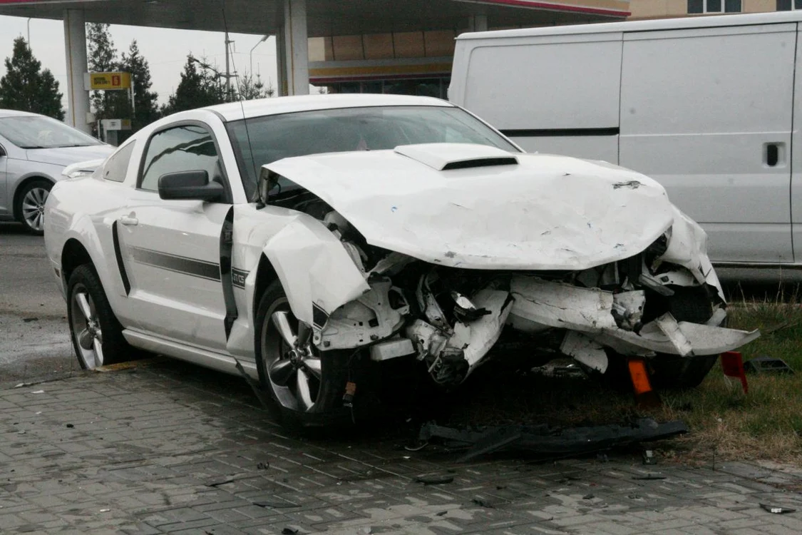 Piteşti: Mustang făcut praf într-un accident