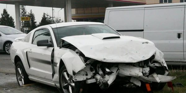 Piteşti: Mustang făcut praf într-un accident