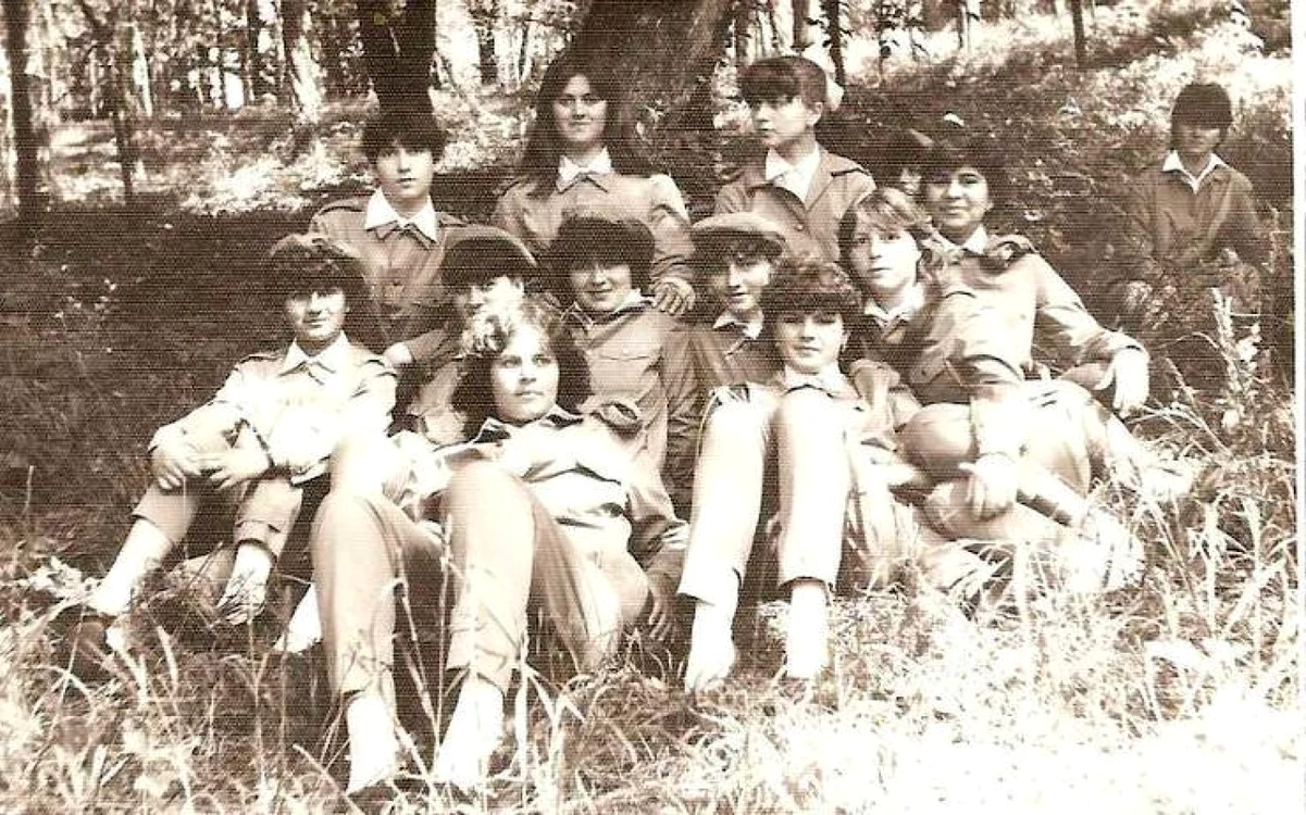 Imagini de la o defilare a trupelor de fete 1985 foto Daniela mirela Ionescu jonson Craiova