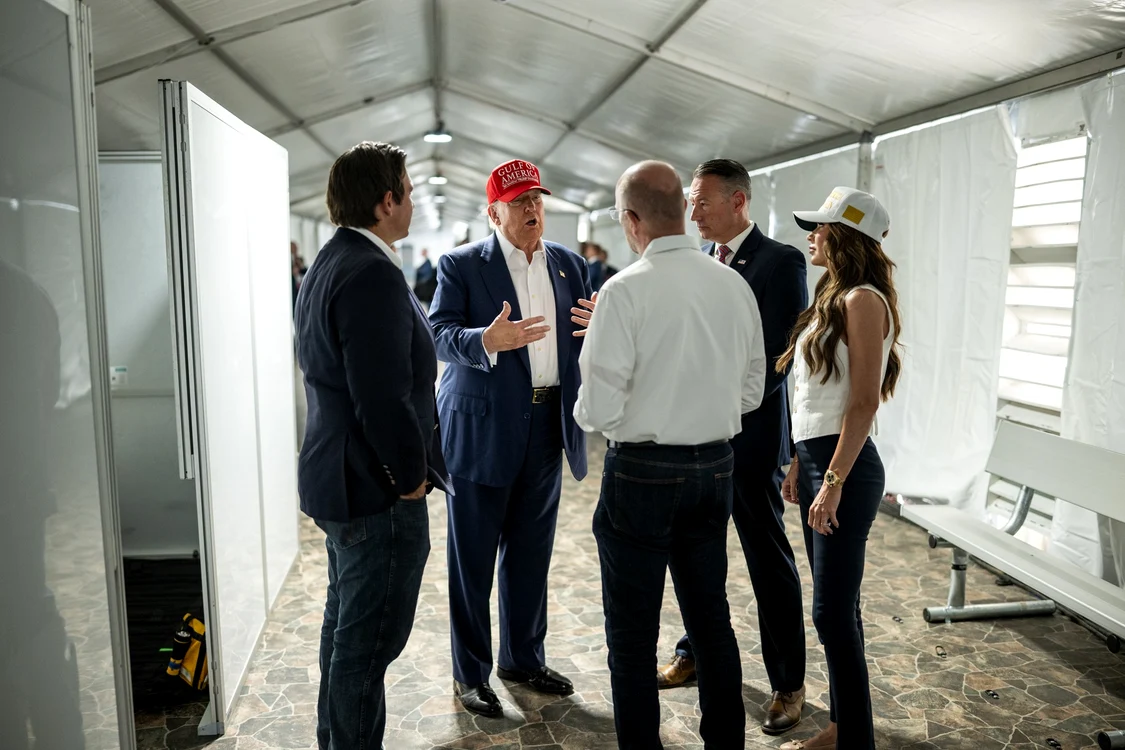 Trump, vizită la centrul de detenție pentru migranți Alcatraz Alligator FOTO Profimedia