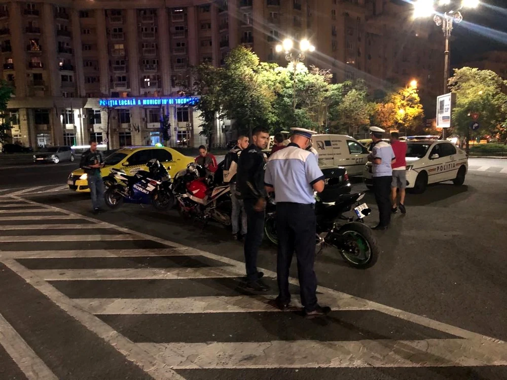 Motocicliştii şi soferii auto, controlaţi de poliţie, în miez de noaptefoto: BPR