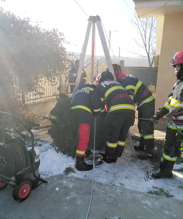 Femeia de 43 de ani a fost găsită în fântâna din curtea casei unde locuia FOTO ISU Vaslui