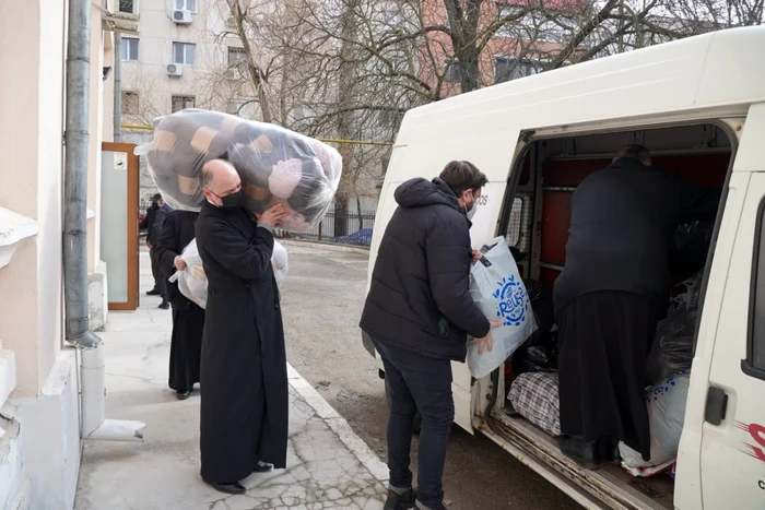 ajutor umanitar preoti FOTO Arhiepiscopia Dunarii de Jos 2