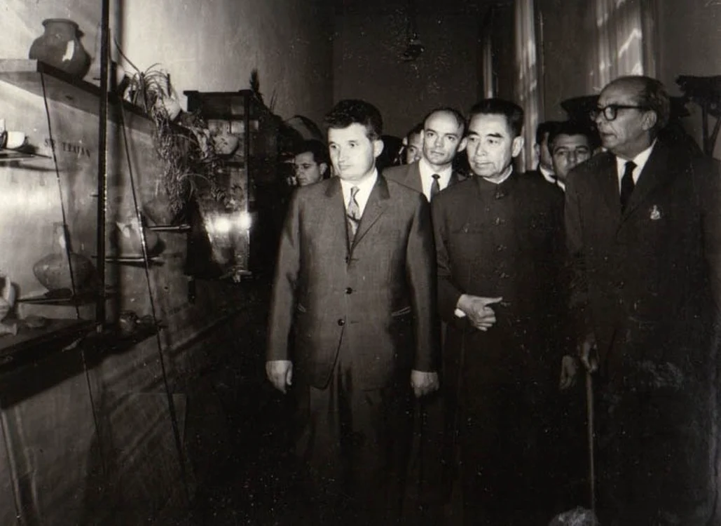 Nicolae Ceauşescu şi Ciu En Lai la Muzeul de Arheologie din Constanţa