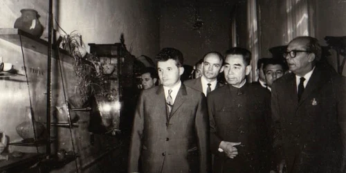 Nicolae Ceauşescu şi Ciu En Lai vizitează Muzeul Arheologic din Constanţa Cota 139/1966 Fototeca online a comunismului românesc