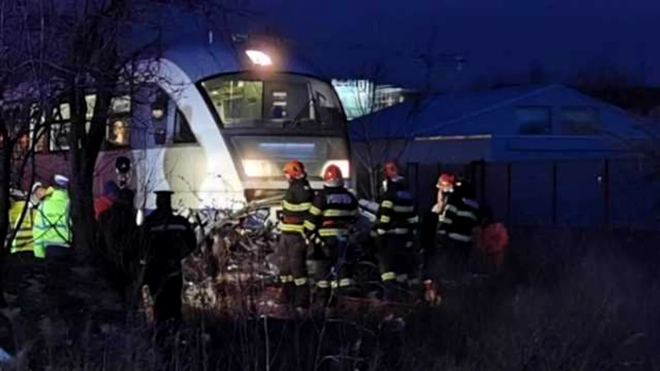 Şofer în stare gravă, după ce maşina a fost spulberată de un tren. FOTO Stiridetimisoara.ro