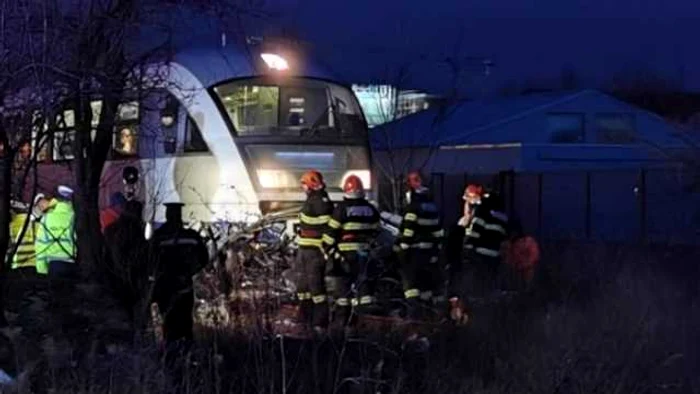 Şofer în stare gravă, după ce maşina a fost spulberată de un tren. FOTO Stiridetimisoara.ro