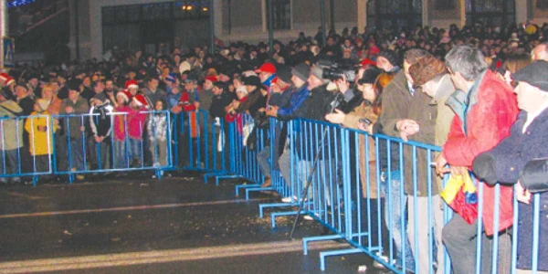 Oamenii n-au priceput ce se întâmplă pe scenă, în schimb au admirat artificiile