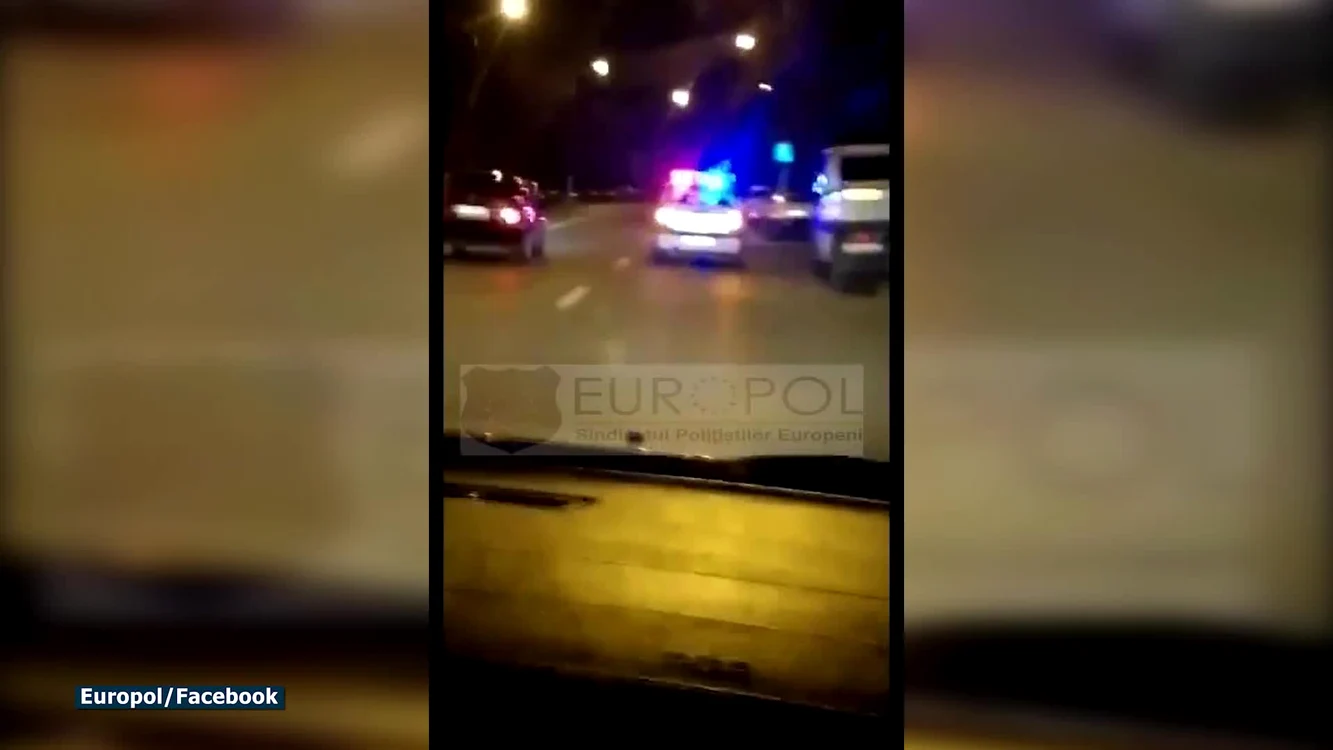 Maşina de Poliţie tractată de o altă autospecială Logan captură video: Ioan Canarau/Europol/Facebook