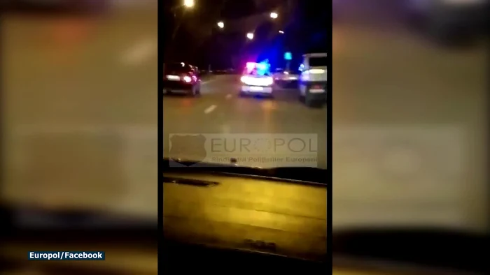 Maşina de Poliţie tractată de o altă autospecială Logan captură video: Ioan Canarau/Europol/Facebook