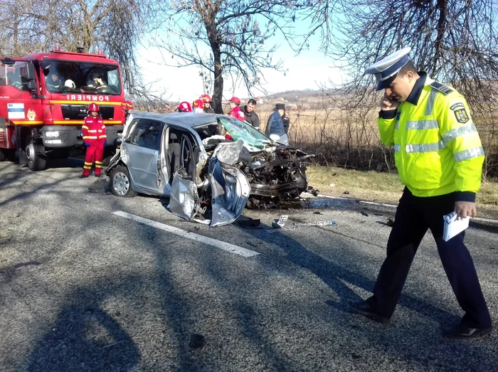 Autoturismul s-a izbit de un TIR