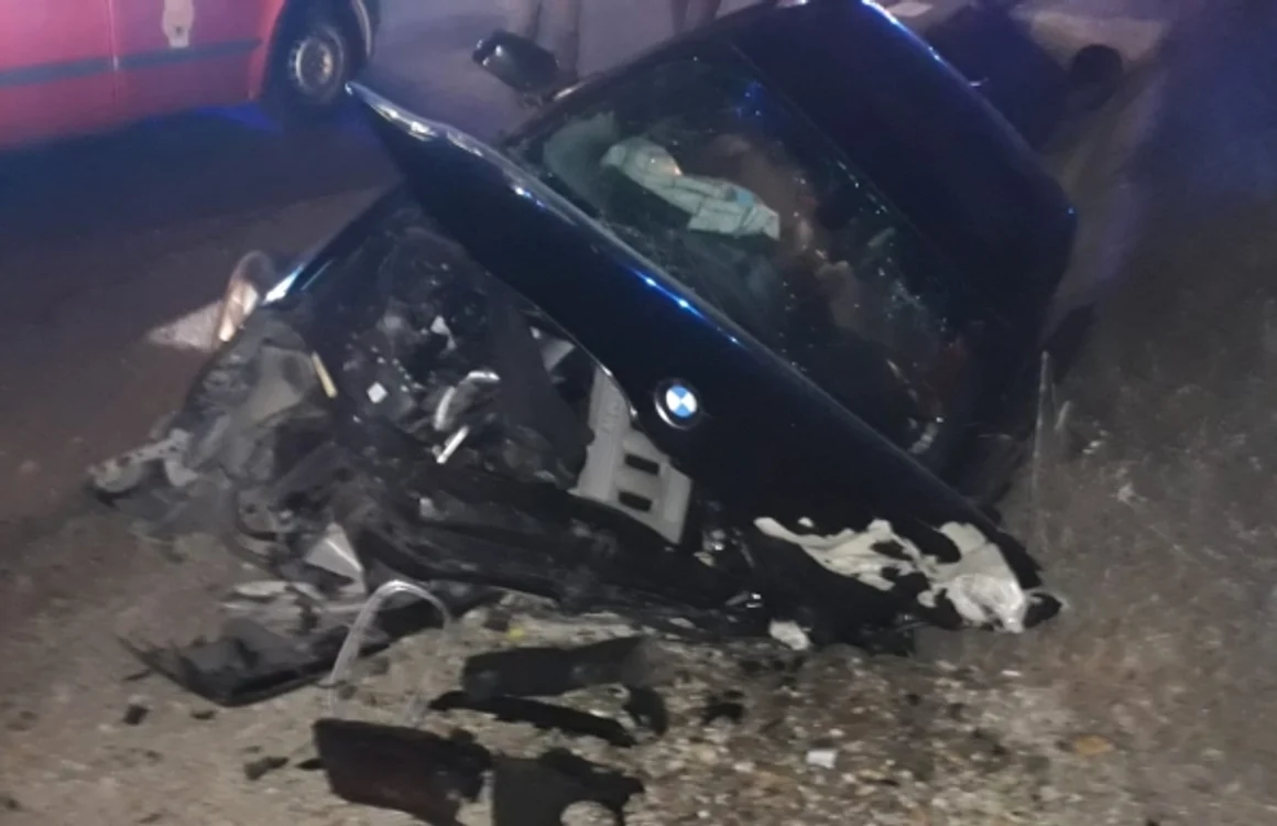 BMW-ul a izbit un cap de pod. Foto ISU Argeş