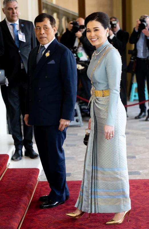 Regele Thailandei și soția sa, Suthida Tidjai, la banchetul de dinainte de încoronarea lui Charles