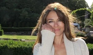 Liz Hurley nu se sfiește să pozeze în ipostaze sexy jpeg