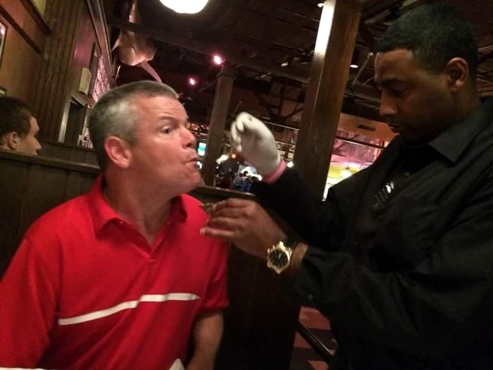 Gestul unui chelner față de o persoană cu dizabilități a uimit o întreagă planetă /foto: captura 