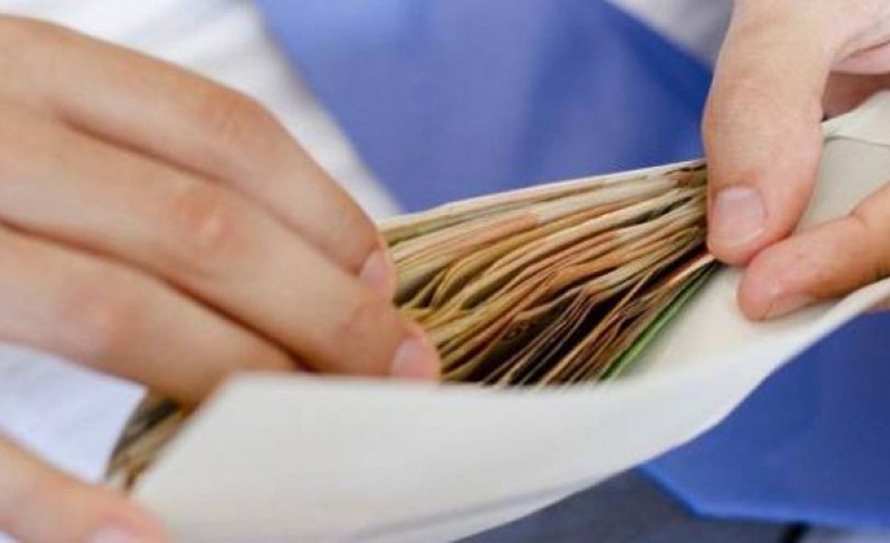 Polițist din Neamț, reținut după ce a cerut aproape 15.000 de euro concubinului unei șoferițe