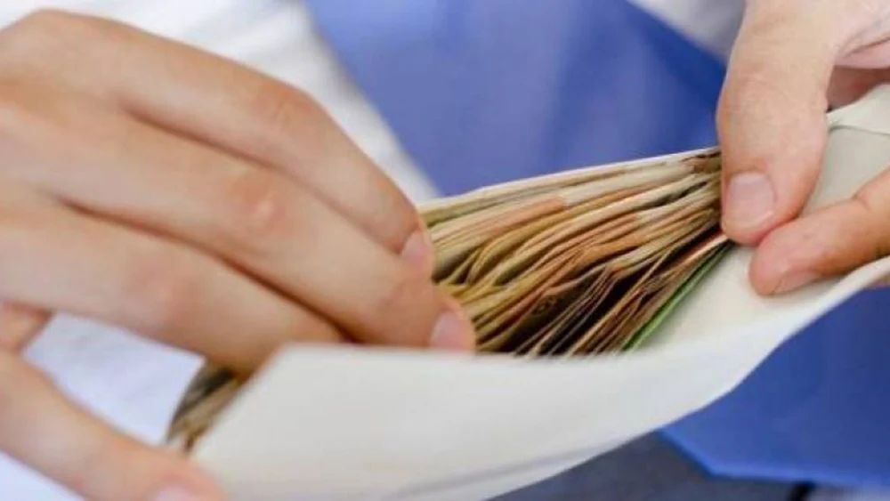 Polițist din Neamț, reținut după ce a cerut aproape 15.000 de euro concubinului unei șoferițe