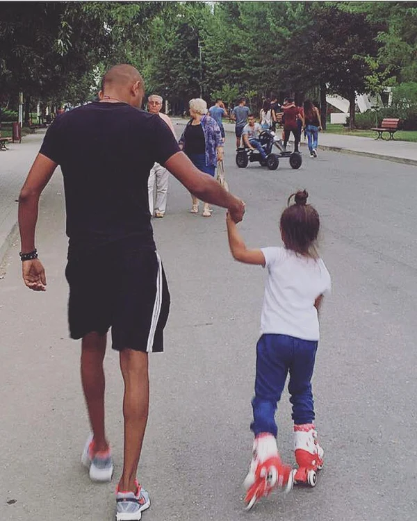 Laurette consideră potrivit ca bărbatul să se afle în compania fiicei ei