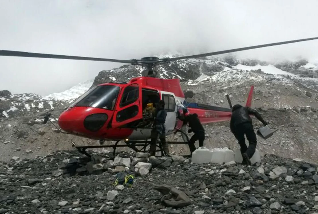 
    Elicopterele au reluat luni dimineaţa operaţiunile de salvare a alpiniştilorfoto: AP   