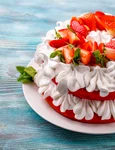 Tort cu frisca si capsuni Sursa foto shutterstock 1132012664 jpg