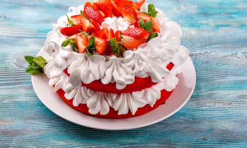 Tort cu frisca si capsuni  Sursa foto shutterstock 1132012664 jpg