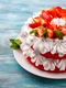 Tort cu frisca si capsuni  Sursa foto shutterstock 1132012664 jpg