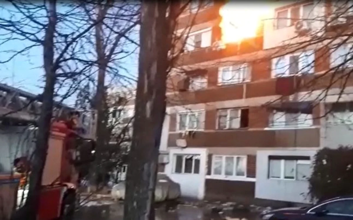 Incendiul a izbucnit într-un apartament situat la etajul al treilea a l unui bloc din Galaţi Foto: captură video ISU Galaţi