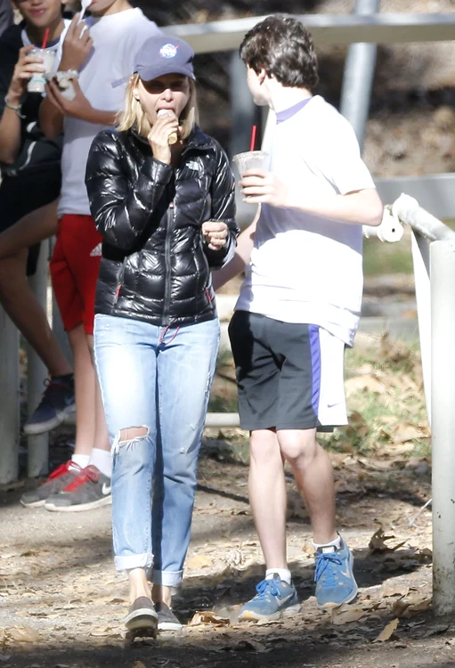 Calista Flockhart (50 de ani) nu pare cu mult mai în vârstă decât fiul ei de 13 ani