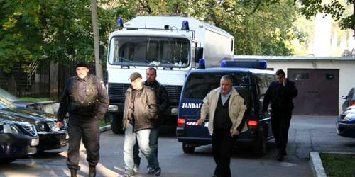 Indivizii au fost reţinuţi. FOTO: ADEVĂRUL