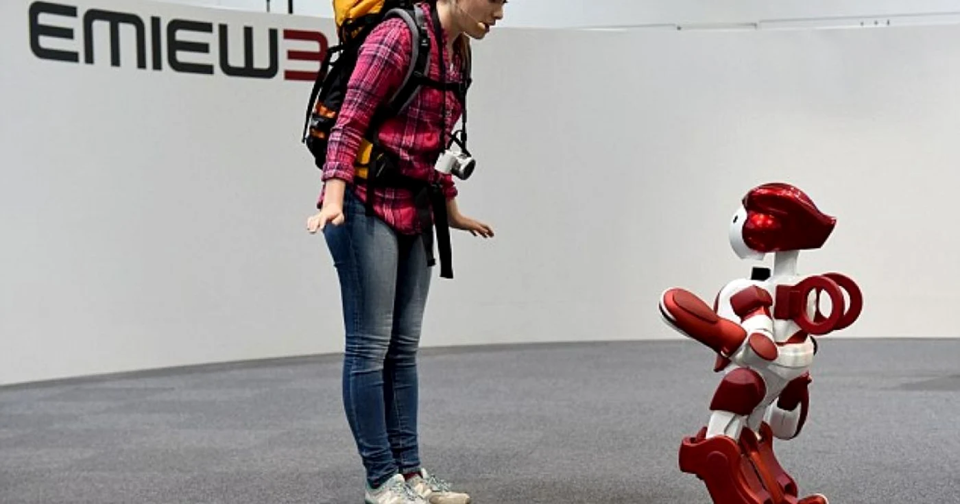 Personalul robotizat poate să însoţească pasagerii pentru a le arăta unde este terminalul unde trebuie să ajungă sau alte informaţii care îi ajută se se orienteze. FOTO Daily Mail