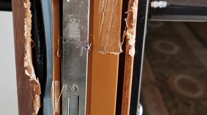 Ușa spartă de mascați FOTO: suceava-smartpress.ro