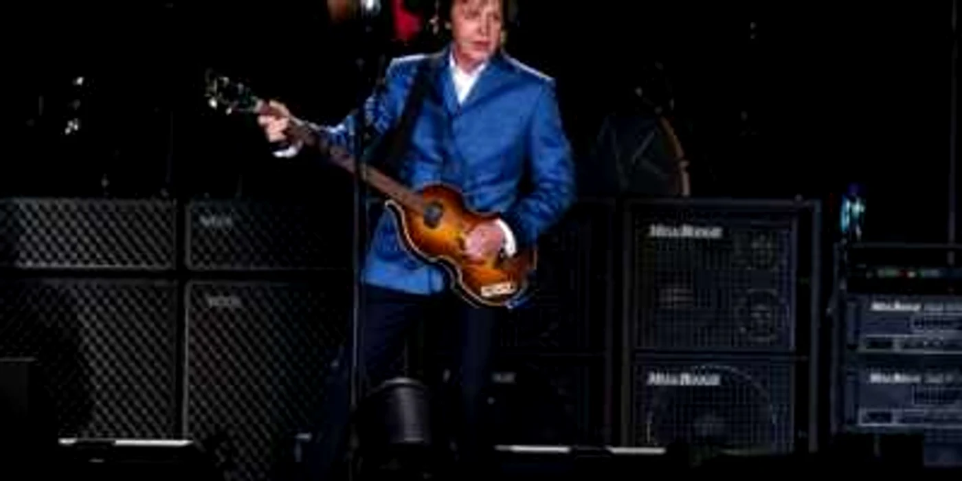 Sir Paul McCartney cântă "Hey Jude" din 1968