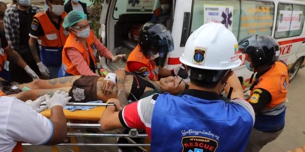Poliţia din Myanmar a tras asupra manifestanţilor şi două persoane au murit FOTO Twitter