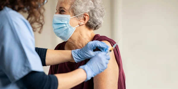 Persoana femeie vacinata coronavirus FOTO Shutterstock