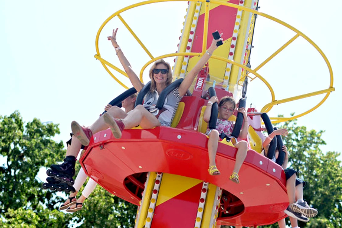 
    Roller-coaster are o lungime de 140 de metri    