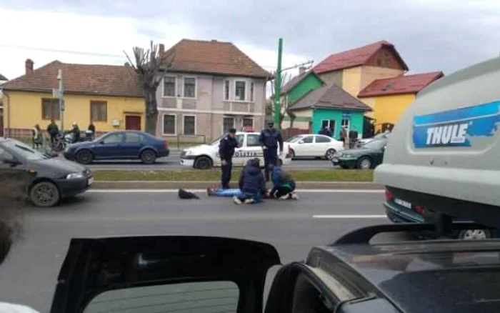 Traversarea prin spatele unei maşini se poate solda cu un accident Foto: arhivă Adevărul