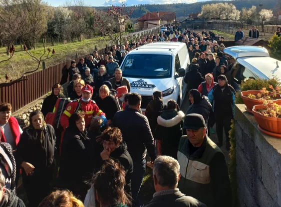Sute de oameni din comuna Padeș au întâmpinat cortegiul funerar Foto: Rem Funerar