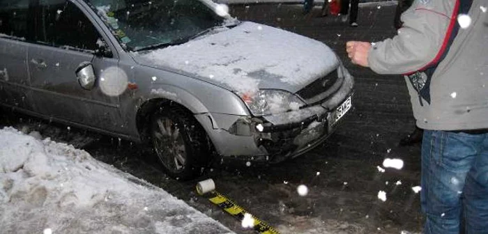 Poliţiştii efectuează măsurătorile pentru a stabili cu exactitate datele accidentului