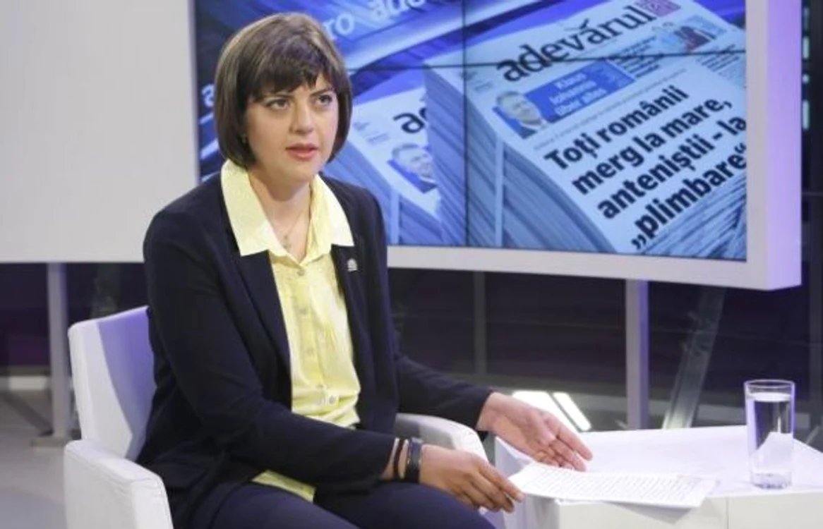 Kovesi a prezentat fotografia unui dosar aflat în instrumentarea procurorilor anticorupțieFoto: DNA